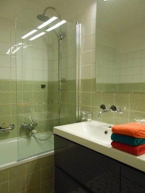 Ensemble douche/baignoire, sĂšche-cheveux, serviettes fournies, savon