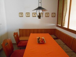 Dining - Sunny 3.5 room apartment in a quiet but central location (Davos)