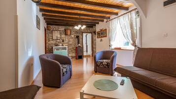 TV, ping pong, books, stereo