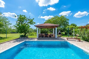 Outdoor pool - Quiet and secluded, minutes to beach, private pool in a wonderful garden (Trget)