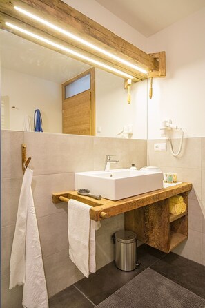 Baignoire, séchoir à cheveux, serviettes fournies