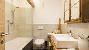 Kylpyamme, hiustenkuivaaja, pyyhkeet