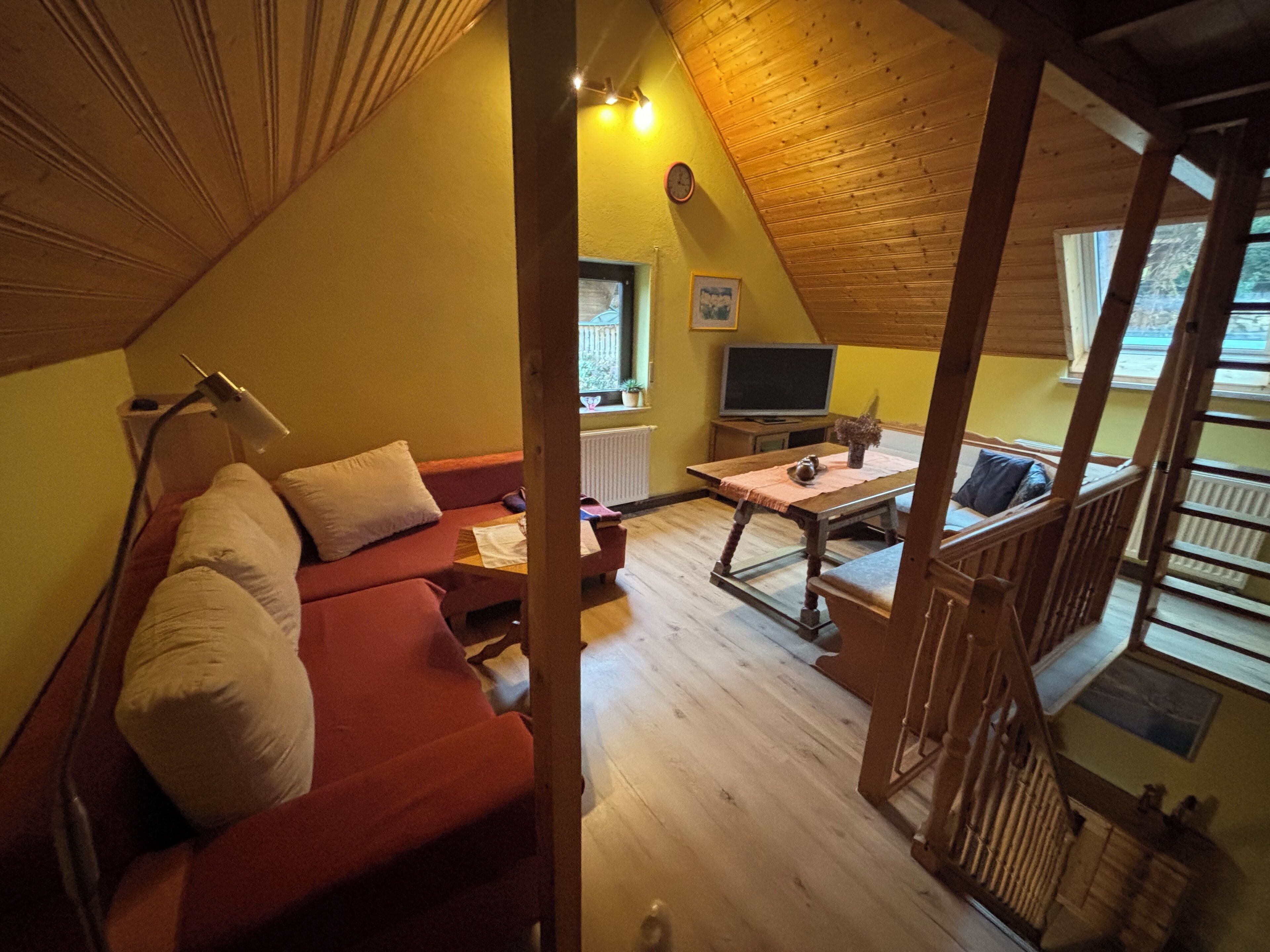 TV, livros, biblioteca musical