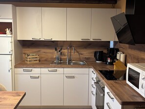 Kjøleskap, mikrobølgeovn, ovn og kokeplater