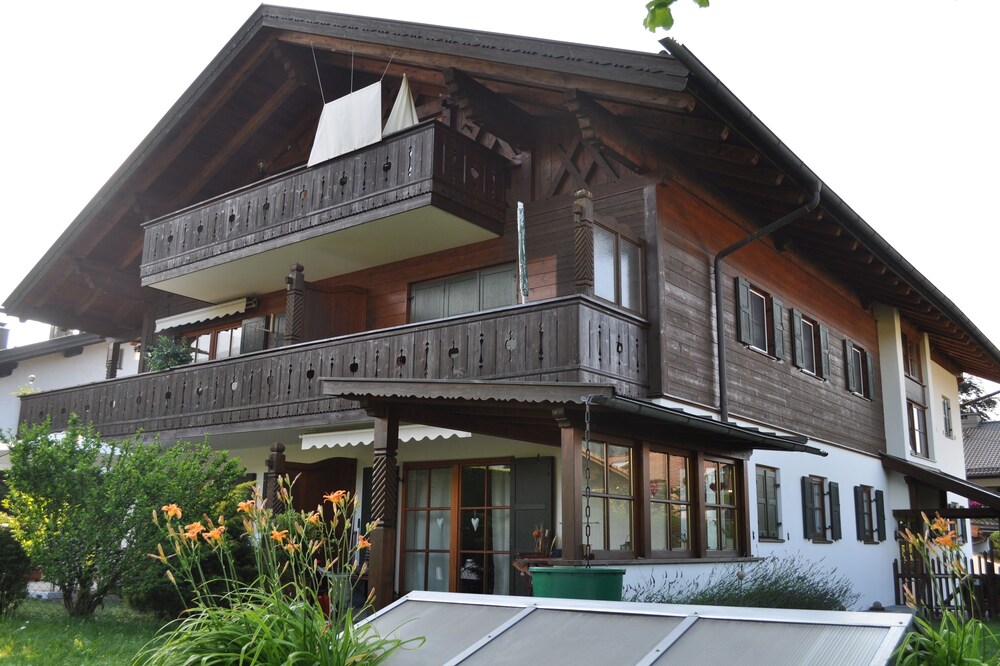 Small, very fine apartment with garden & stunning mountain views - quiet central location