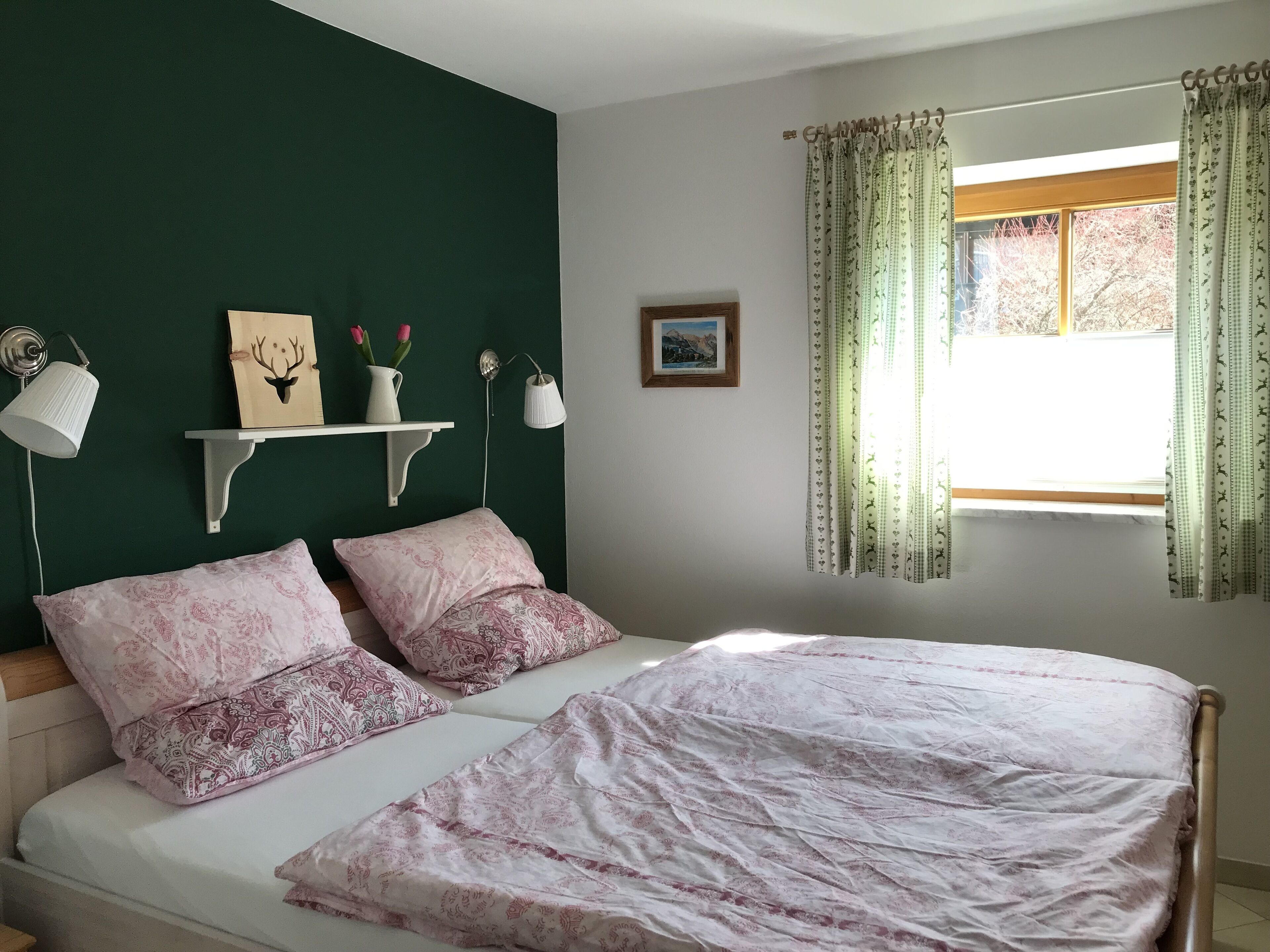 Small, very fine apartment with garden & stunning mountain views - quiet central location