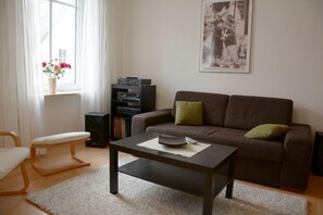 Smart TV, books, stereo