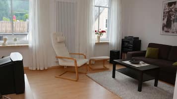 Smart-TV, Bücher, Stereoanlage