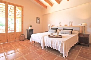 3 camere, una scrivania, ferro/asse da stiro, culla da viaggio