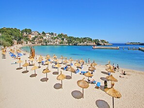 Una spiaggia nelle vicinanze, lettini da mare