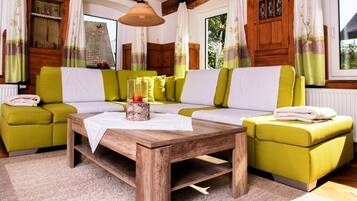 Tv, bordsfotboll, ett bordtennisbord och leksaker