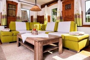 Fernseher, Tischfußball, Tischtennisplatte, Kinderspielzeug