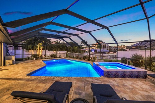 Moderni huvila huipulla kanaalin lähellä Cape Harborin lähellä 