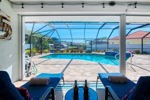 A heated pool - Modern, newly renovated villa, canal side location, for golf lovers (Cape Coral)