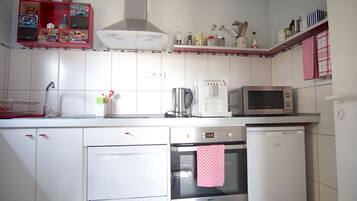 KĂŒhlschrank, Mikrowelle, Ofen, Herdplatte