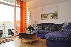 TV, books - Beautiful, friendly apartment, centrally located, a few minutes' (Horumersiel)