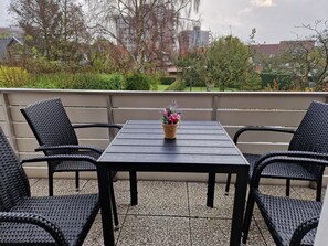 Outdoor dining - Beautiful, friendly apartment, centrally located, a few minutes' (Horumersiel)