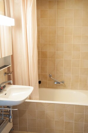 Combined shower/tub, hair dryer, towels