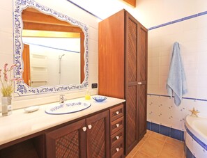 Combined shower/bathtub, hair dryer, bidet, towels