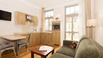 TV, DVD player, videoteca, aparelho de som