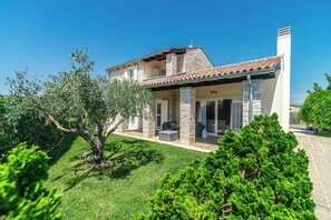Exterior - Beautiful villa with swimming pool, sea view, barbecue, wifi, free wifi (MOMJAN)