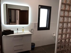 Dusche, Haartrockner, Handtücher