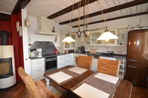 Fridge, microwave, oven, stovetop - Exclusive holiday home with fireplace, large terrace and garden + free laundry package (Trent)