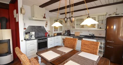 Maison de vacances exclusive avec cheminée, grande terrasse et jardin + forfait buanderie gratuit