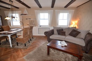 TV, fireplace, books, stereo - Exclusive holiday home with fireplace, large terrace and garden + free laundry package (Trent)
