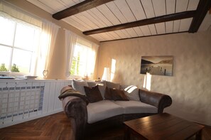 Fernseher, Kamin, Bücher, Stereoanlage