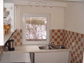 Fridge, oven, stovetop, coffee/tea maker