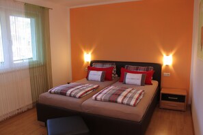 2 bedrooms, iron/ironing board, travel cot, free WiFi