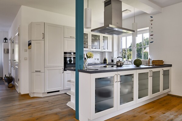 Frigorífico, microondas, horno y placa de cocina