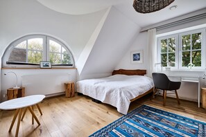 4 chambres, bureau, fer et planche à repasser, lit parapluie