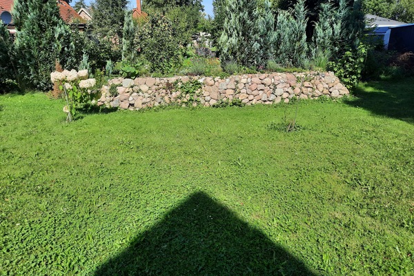 Gartenfläche mit Steingartenwall