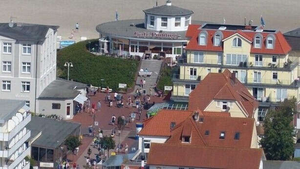 A coastal town with a central square, a beach in the background, and buildings with balconies. - WoogeDiva - the highest apartment on Wangerooge (Wangerooge)