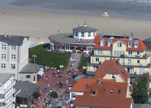 A coastal town with a central square, a beach in the background, and buildings with balconies. - WoogeDiva - the highest apartment on Wangerooge (Wangerooge)