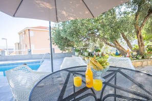 Outdoor dining - Villa Kristina in Makarska, private pool (Makarska)