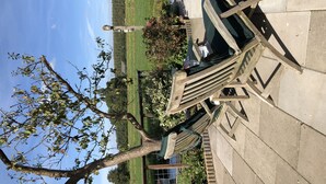 A wooden sculpture with a complex structure, a red traffic sign, and a tree reflected in the water. - Nature house near Amsterdam Peace and beautiful view of private rental (Breukelen)