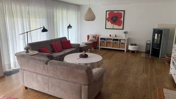 Smart-TV, Kamin, DVD-Player, Tischtennisplatte