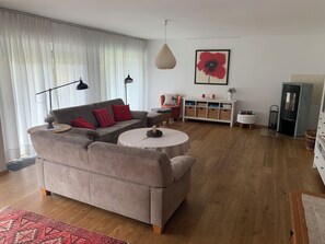 Smart-TV, Kamin, DVD-Player, Tischtennisplatte