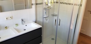 Ensemble baignoire-douche, séchoir à cheveux, savon, shampooing