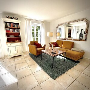 TV connectée, cheminée, livres, chaîne hi-fi