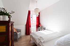 3 bedrooms, in-room safe, iron/ironing board, travel crib
