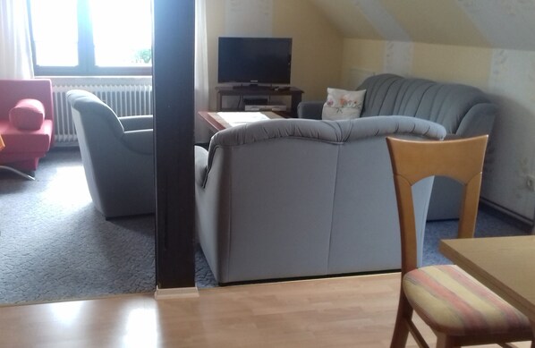 电视、乒乓球、书、立体声音响