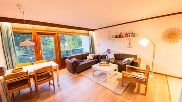 Een smart-tv, een tafeltennistafel en een stereo