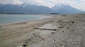 A rocky shoreline with a calm lake and mountains in the background. - Quiet, TV, WiFi, terrace, lake, parking (Füssen)