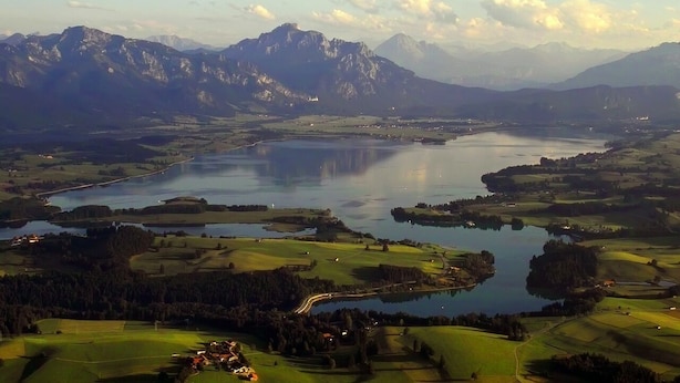 A panoramic view of a mountainous landscape with a large lake and surrounding fields. - Quiet, TV, WiFi, terrace, lake, parking (Füssen)