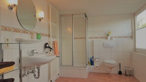 Baignoire, sèche-cheveux, serviettes fournies, papier toilette