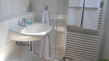 Combined shower/bathtub, hair dryer, towels